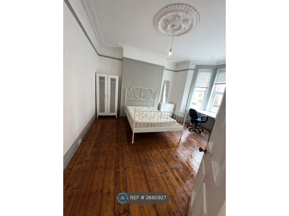 Property photo 3 of 13 Bed 1