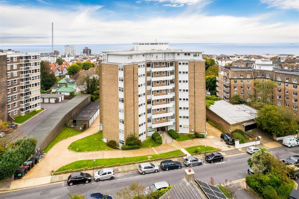 Property photo 1 of 22 Flat 18 Furze Hill Court-1.Jpg