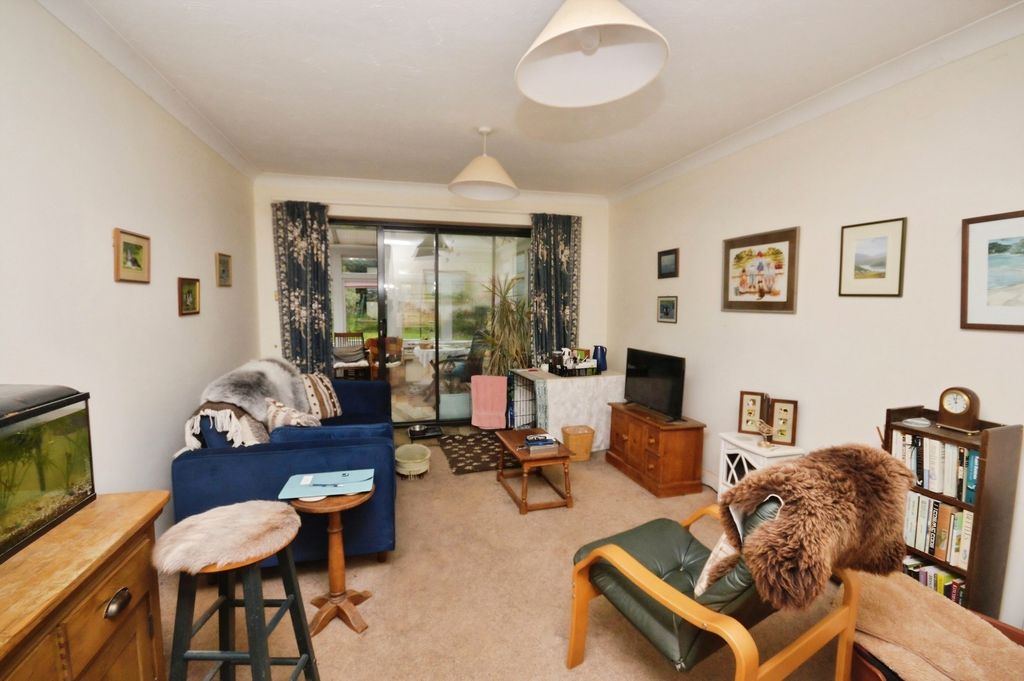 Property photo 3 of 13 Lounge