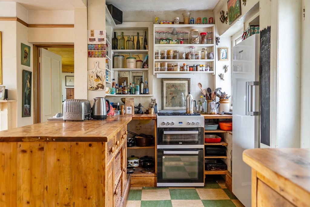 Property photo 3 of 28