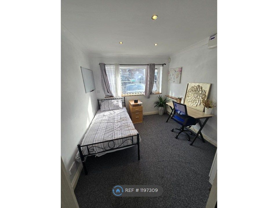 Property photo 3 of 11 Room 1 Front