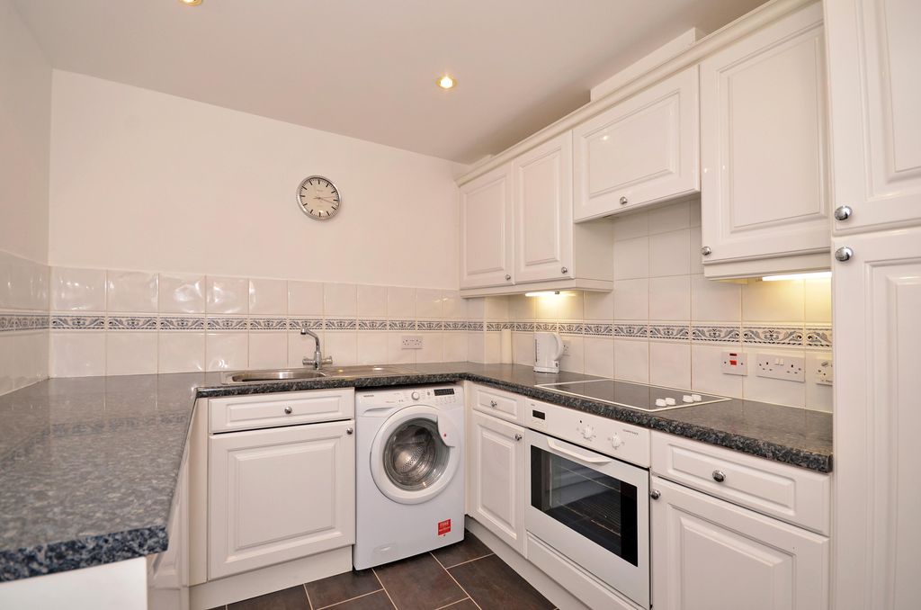 Property photo 3 of 9 Kitchen