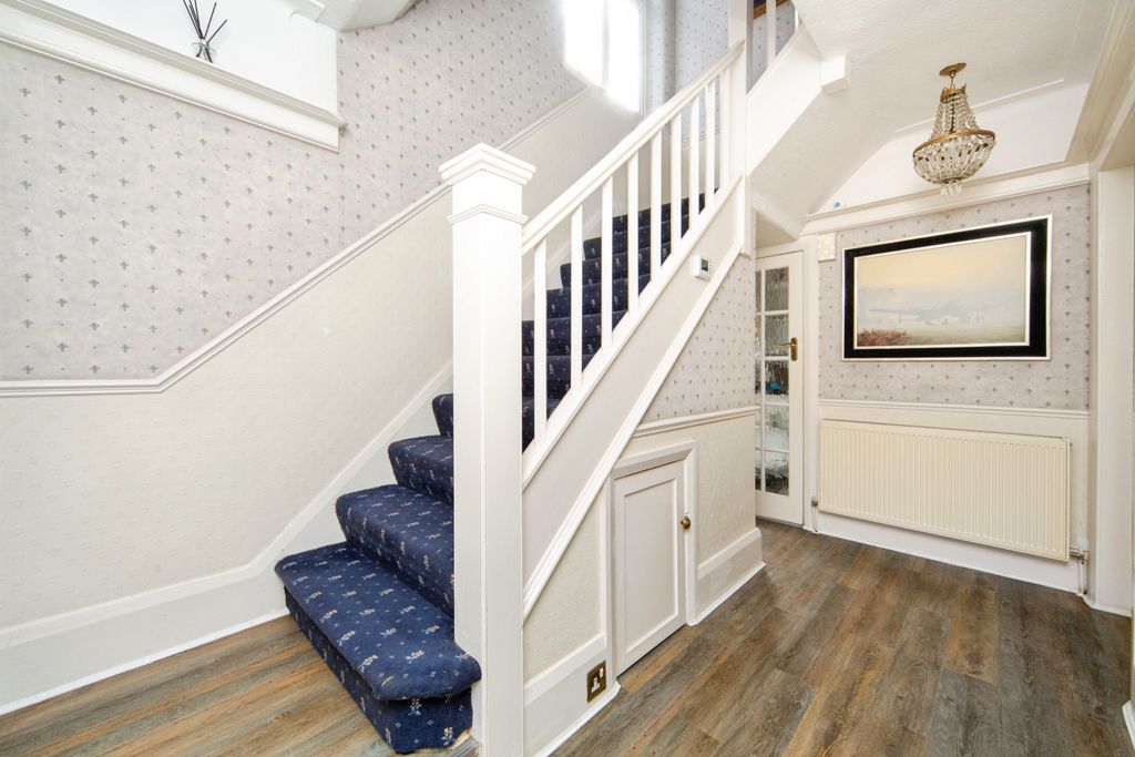 Property photo 2 of 31