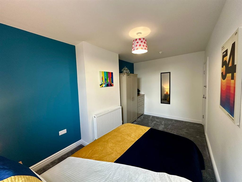 Property photo 3 of 12 Room 4.Jpg