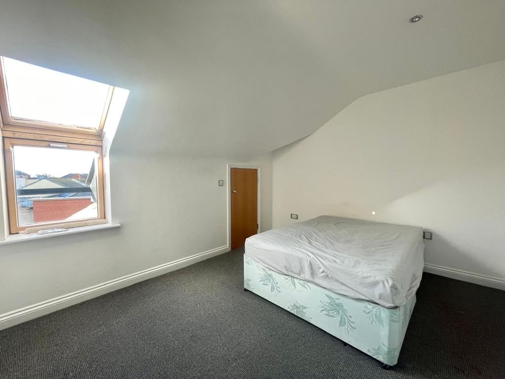 Property photo 3 of 8 Bedroom 1