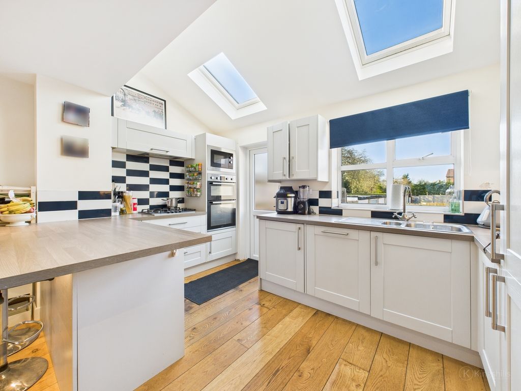 Property photo 3 of 8 Kitchen