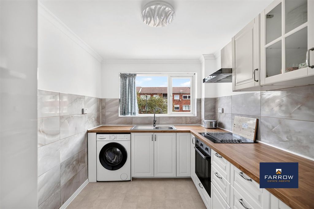 Property photo 3 of 17 Kitchen