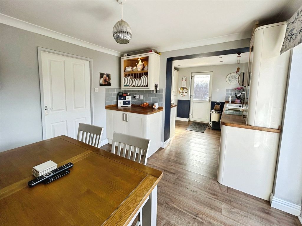 Property photo 3 of 32 Kitchen