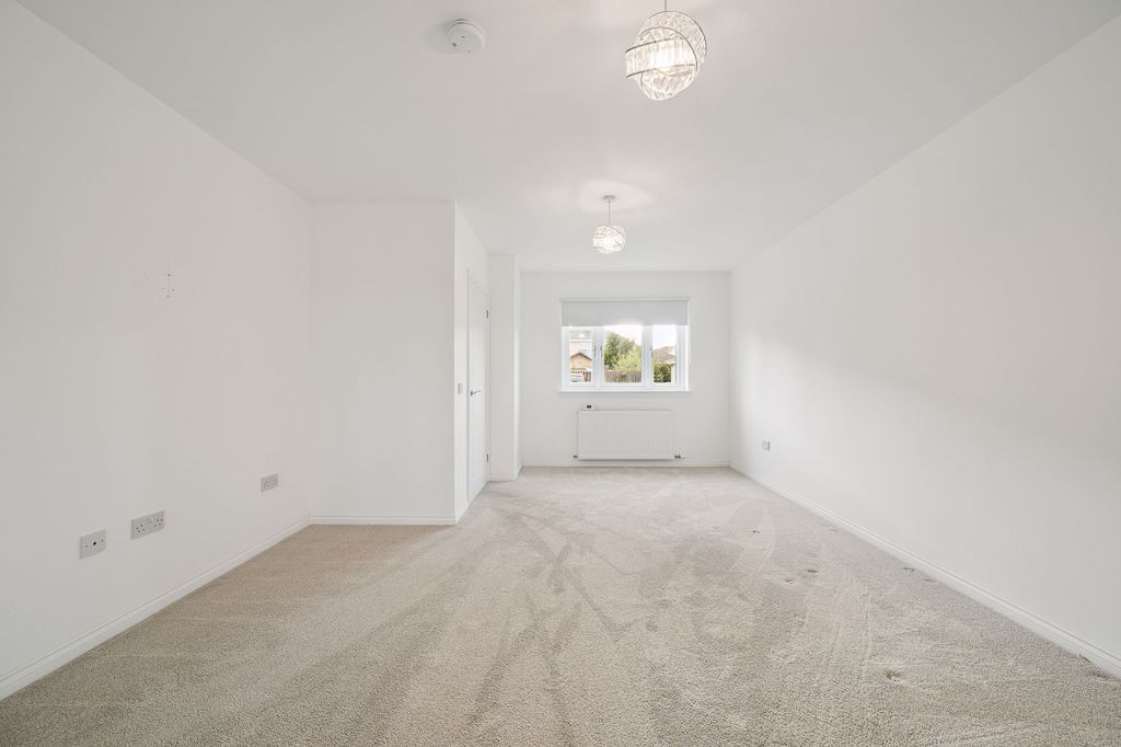 Property photo 3 of 33 Lounge