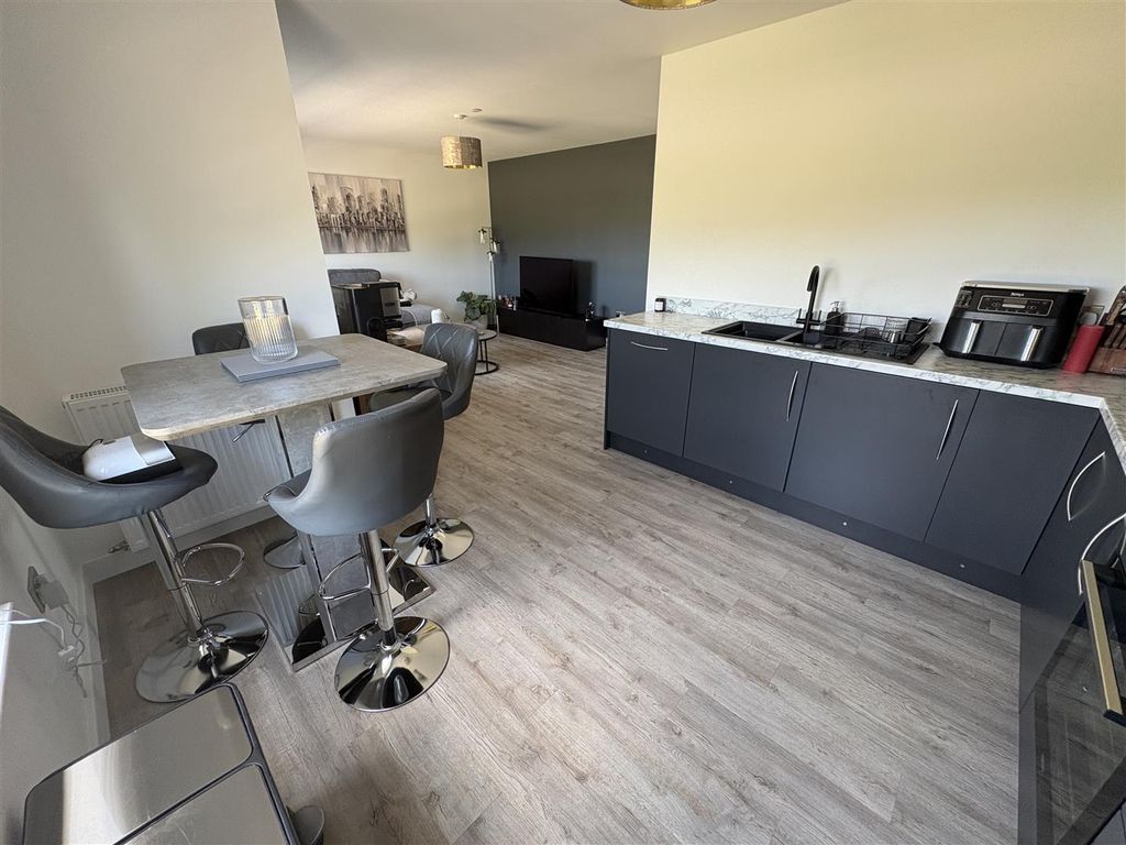 2 bed flat for saleCorgarff Road, Elgin IV30 photo 5