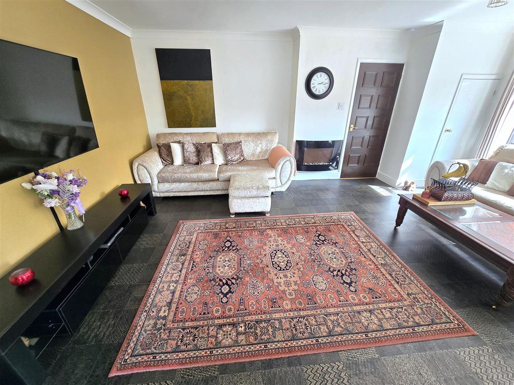 Property photo 3 of 16 Lounge