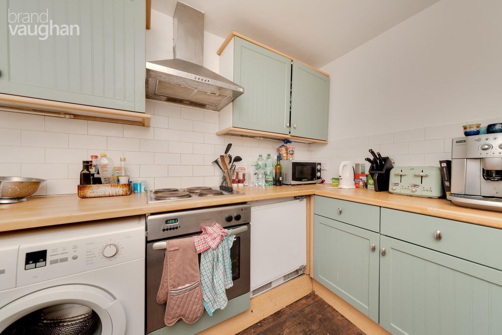 Property photo 3 of 7 Kitchen