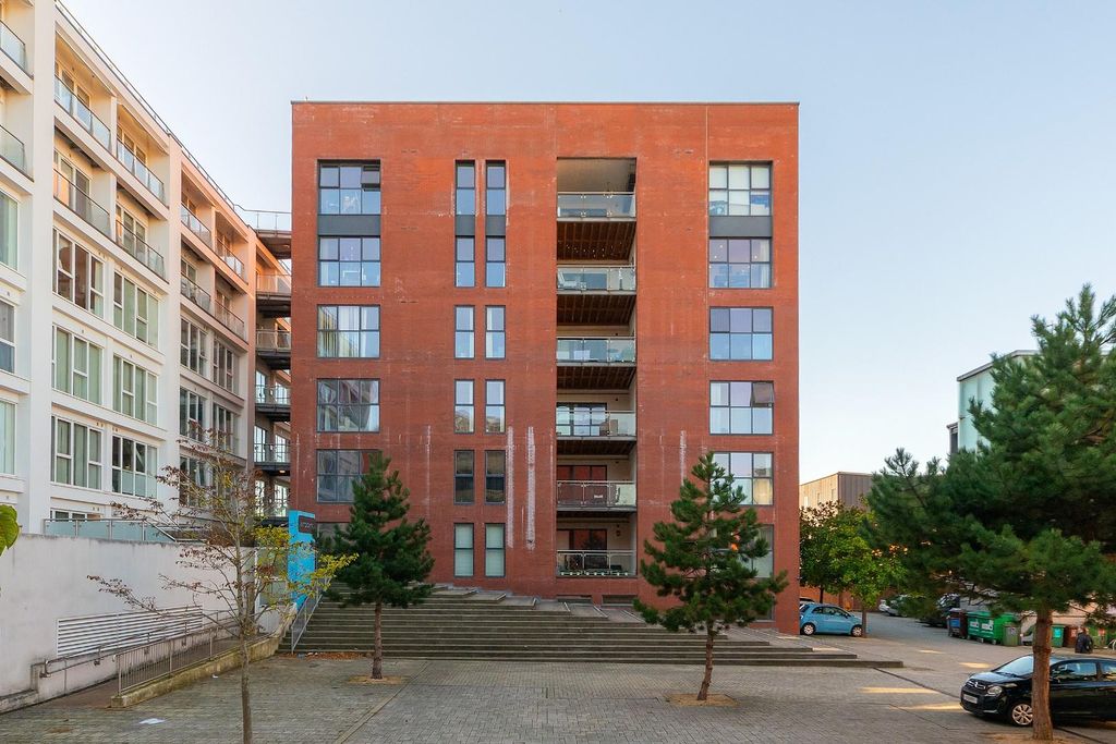 Property photo 2 of 37 6A0P5Br - External C.Jpg