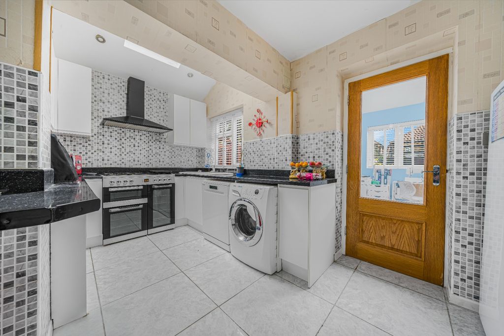 Property photo 2 of 24 5573701