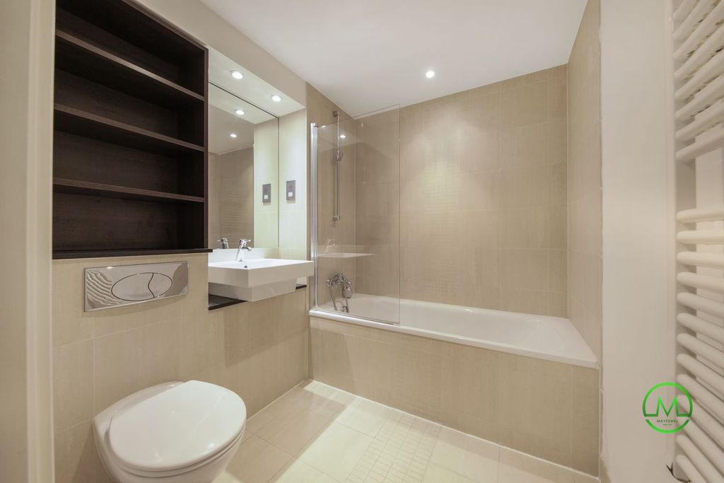 Property photo 3 of 18 Bathroom