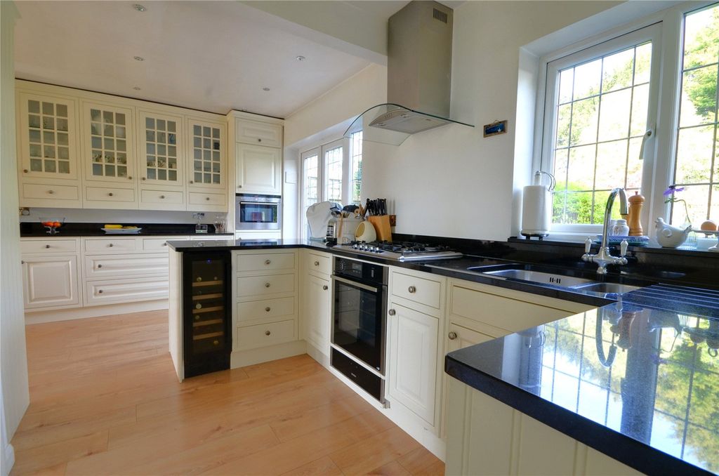 Property photo 3 of 23 Kitchen/Breakfast