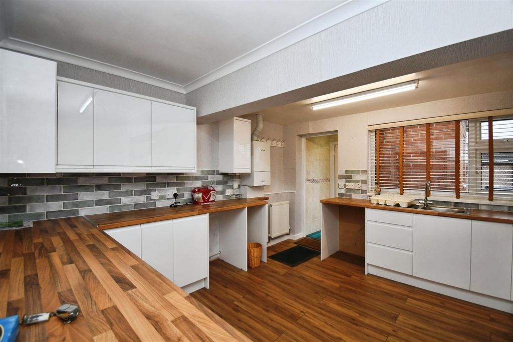 Property photo 2 of 10 Kitchen