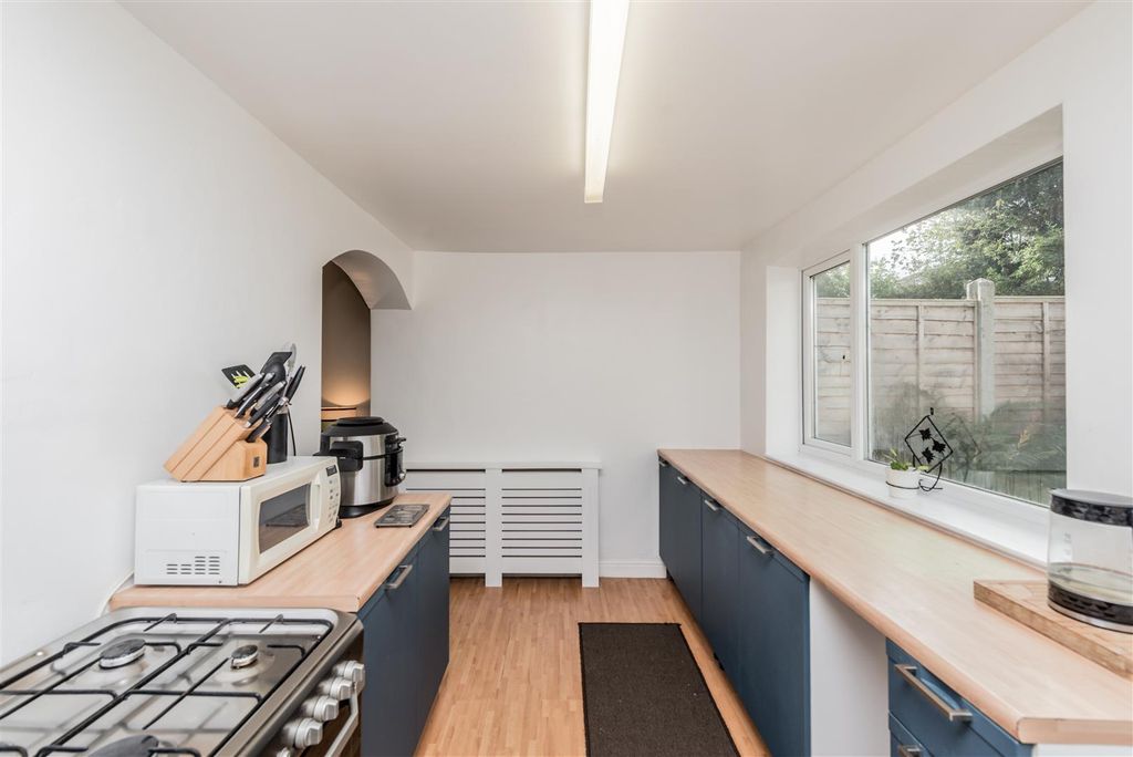 Property photo 3 of 23 Fitted Kitchen: