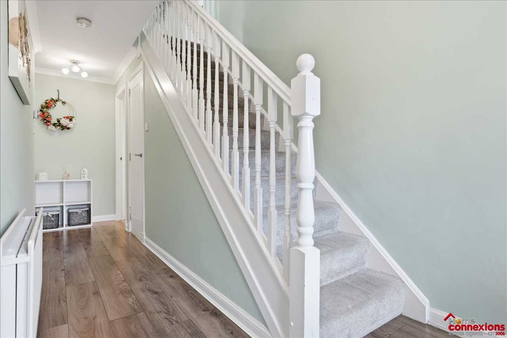 Property photo 3 of 31 Entrance Hallway