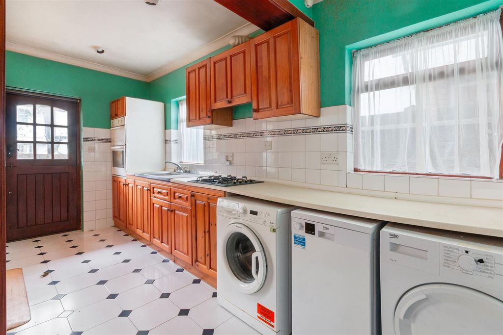 Property photo 3 of 12 Kitchen