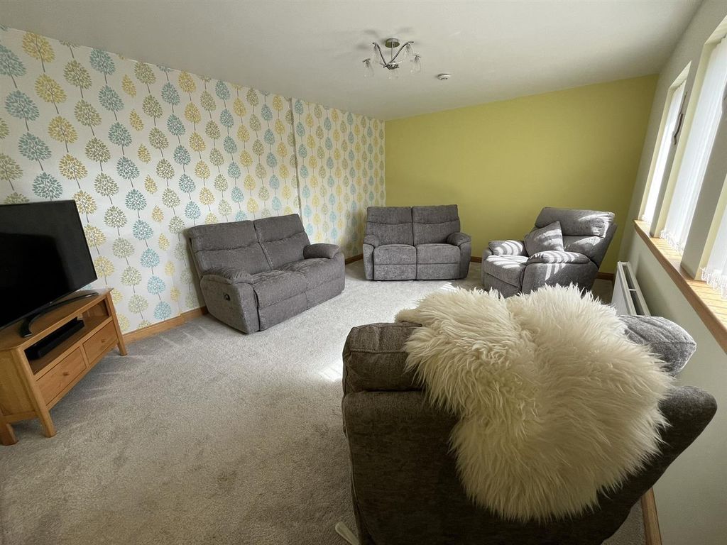 Property photo 3 of 26 Lounge