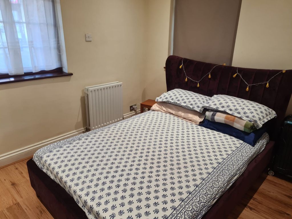 Property photo 1 of 5 One Bedroom Flat Inclusive All Bills Close To Station-1500 All Inclusive