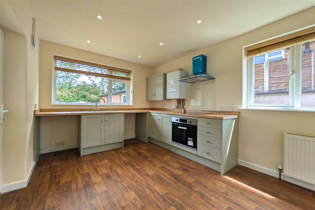 Property photo 3 of 8 Kitchen