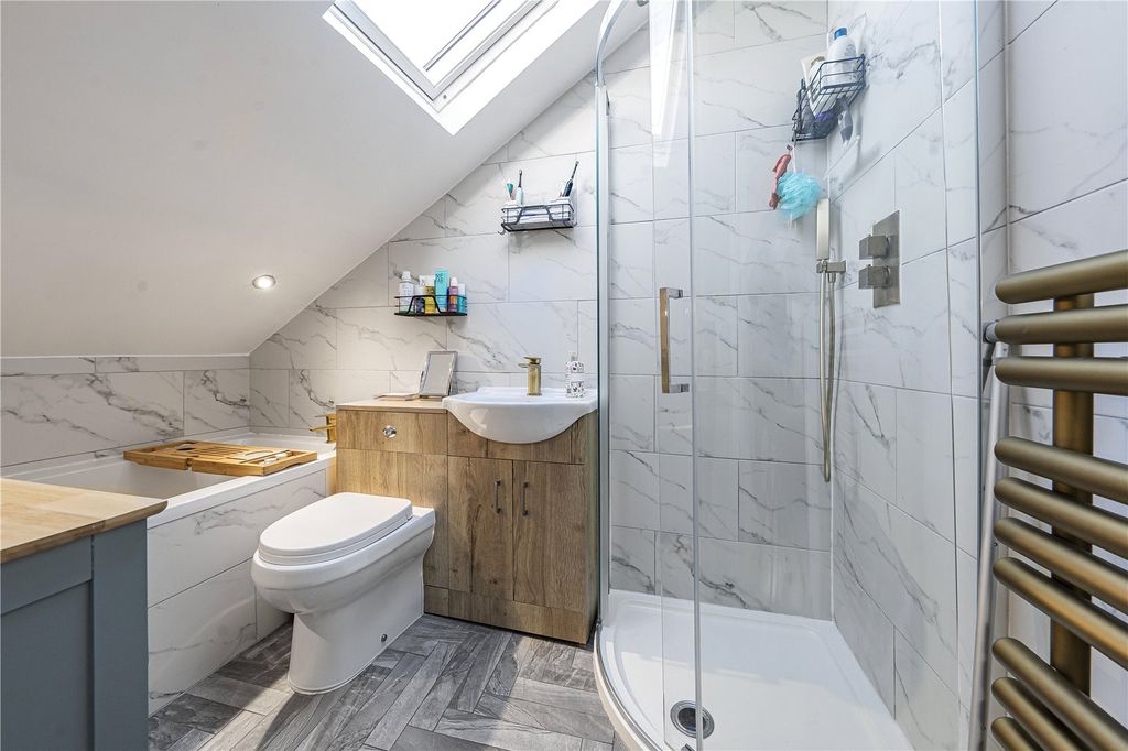 Property photo 2 of 11 Bathroom