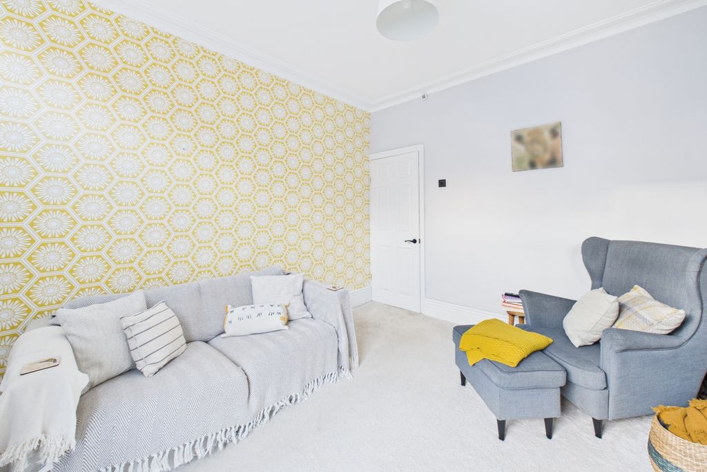 Property photo 3 of 13 Lounge