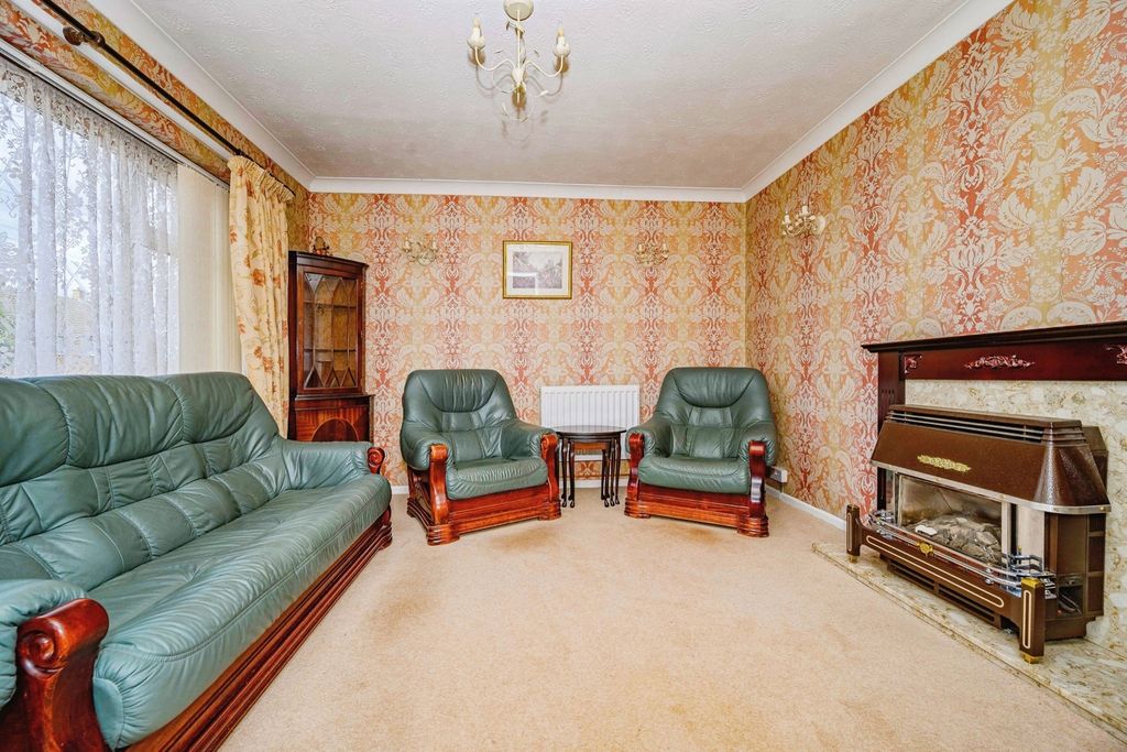 Property photo 3 of 15 Lounge