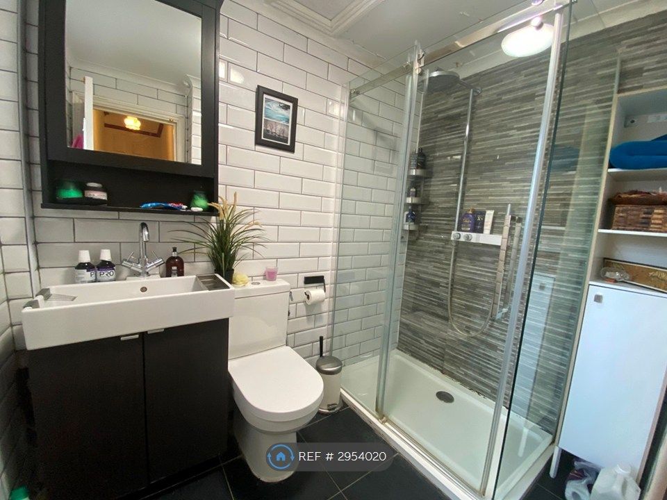 Property photo 3 of 9 Bathroom