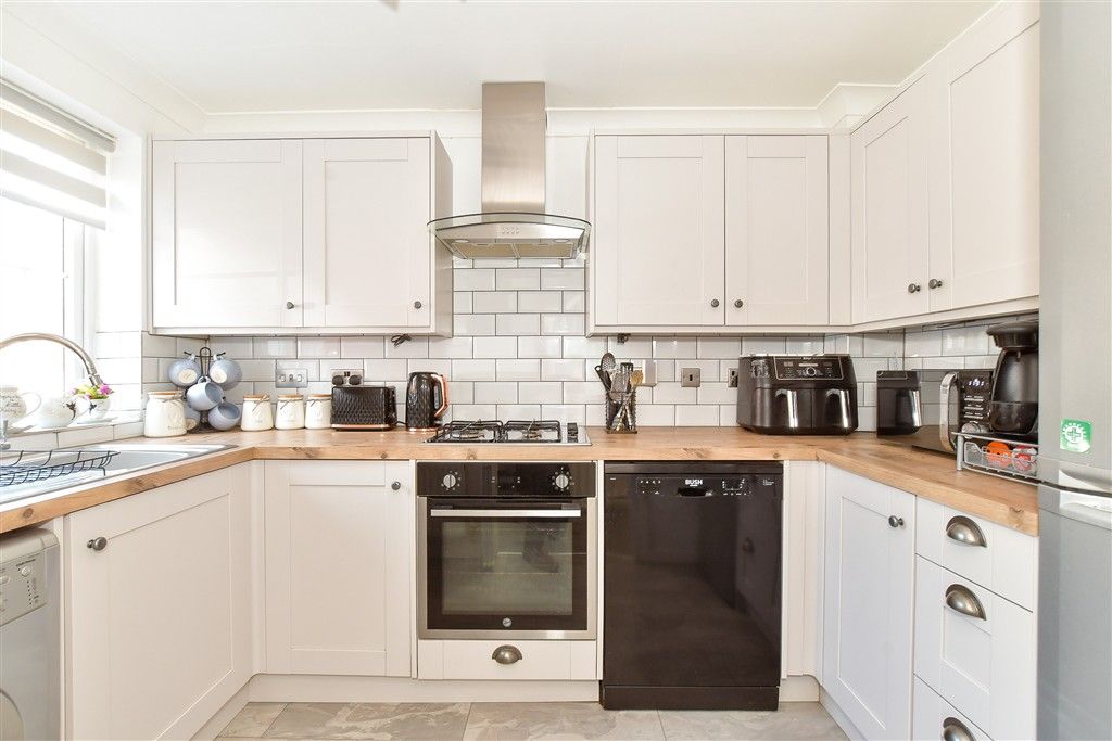 Property photo 3 of 10 Kitchen