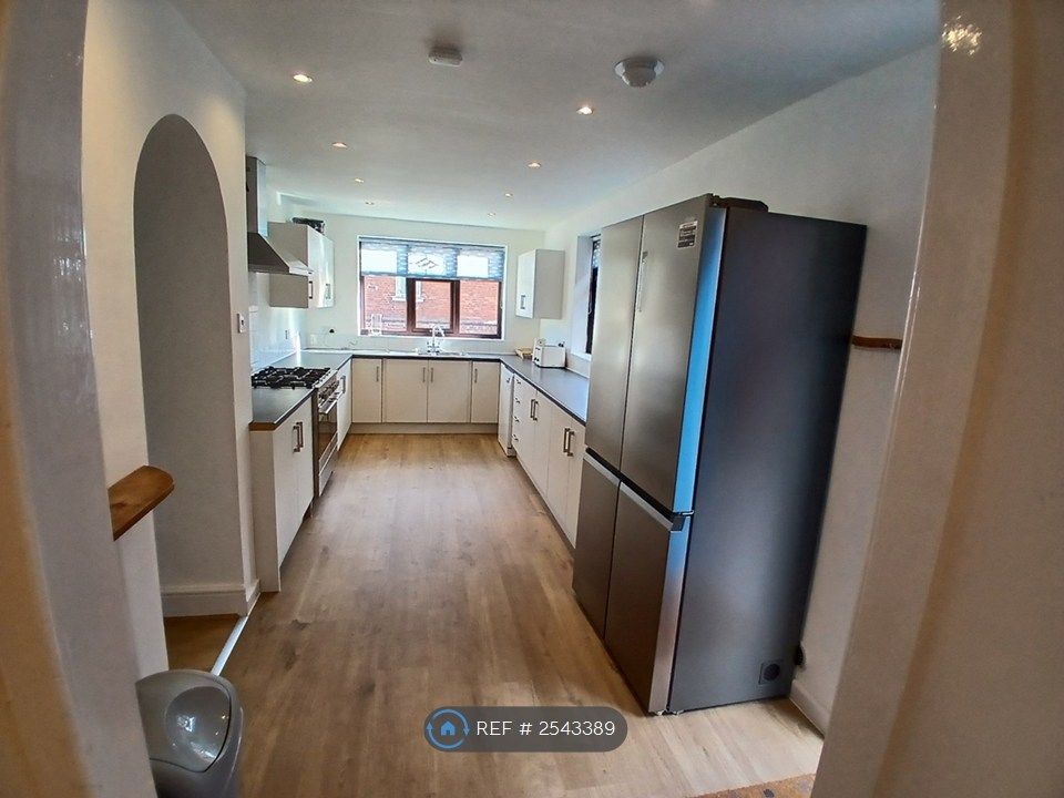Property photo 3 of 35 Huge Newly Refurbished Kitchen