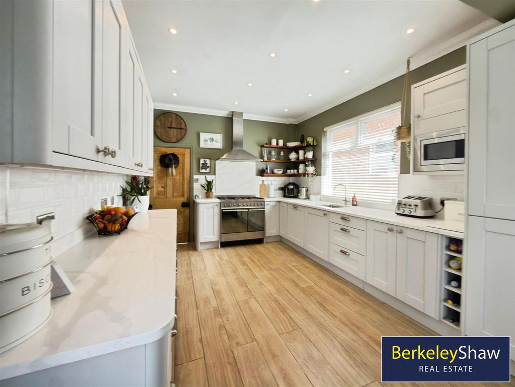 Property photo 3 of 38 Dining Kitchen