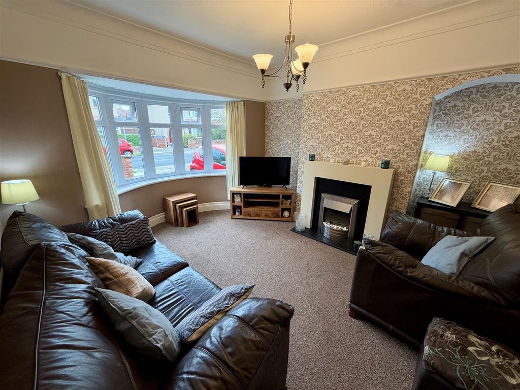 Property photo 2 of 13 Lounge