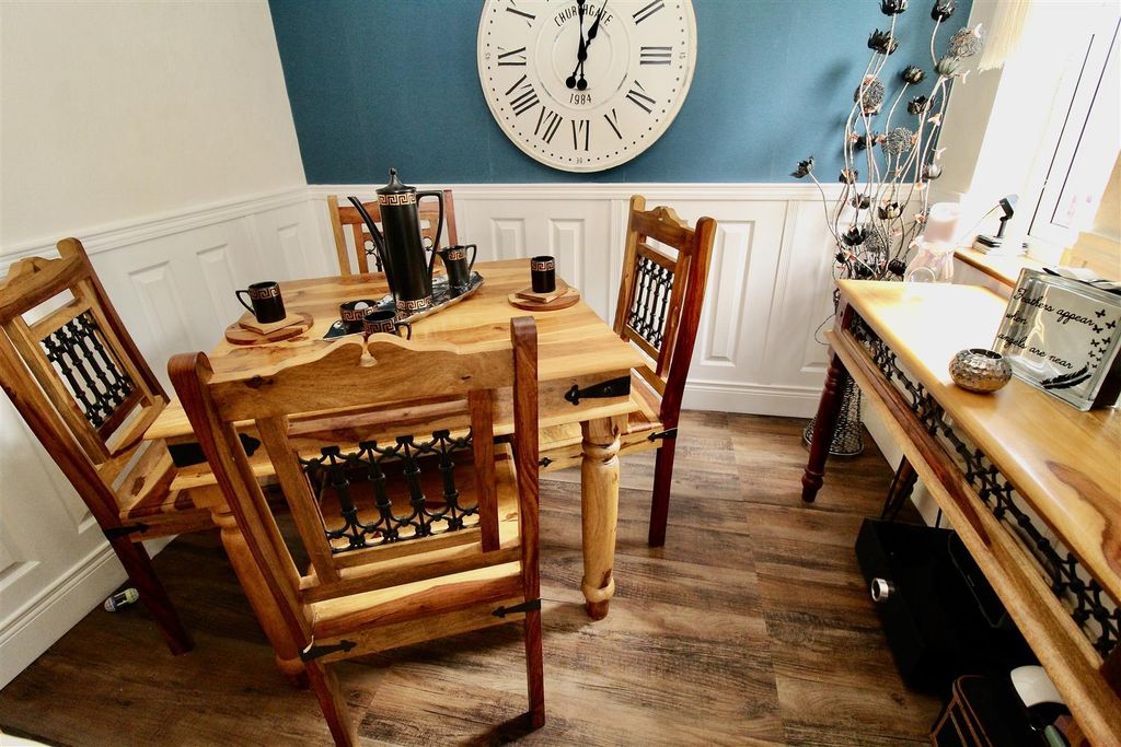 Property photo 3 of 31 Dining Area