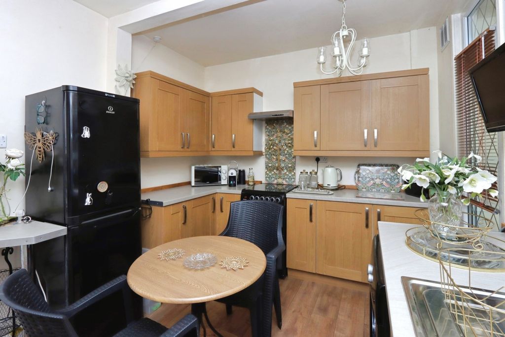 Property photo 3 of 17 Kitchen