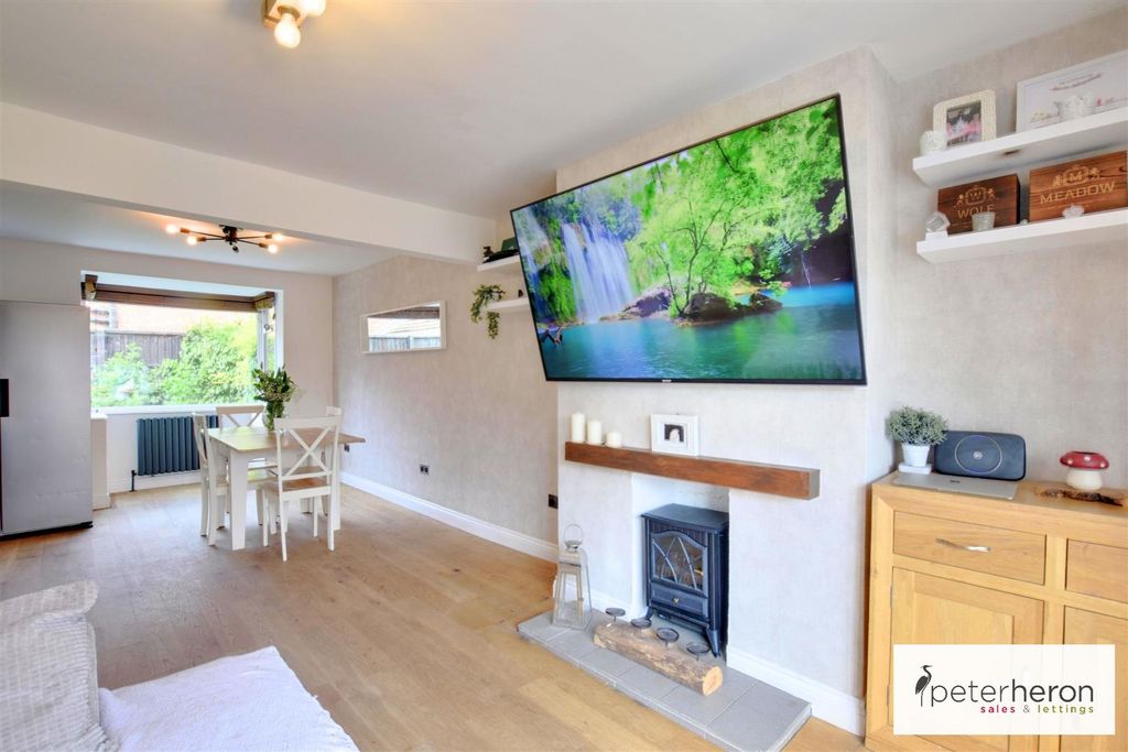 Property photo 3 of 20 Lounge