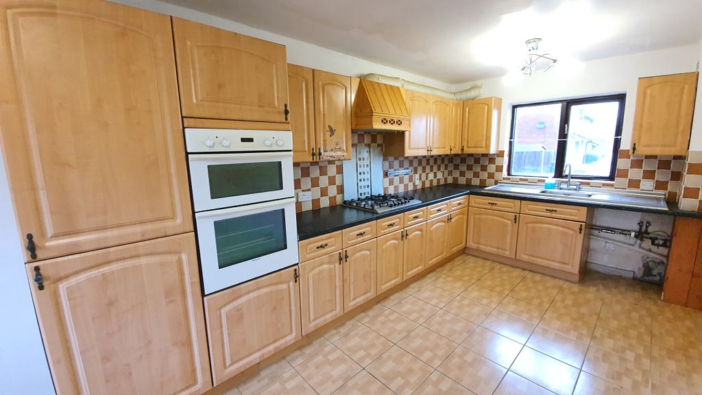 Property photo 2 of 10 Kitchen