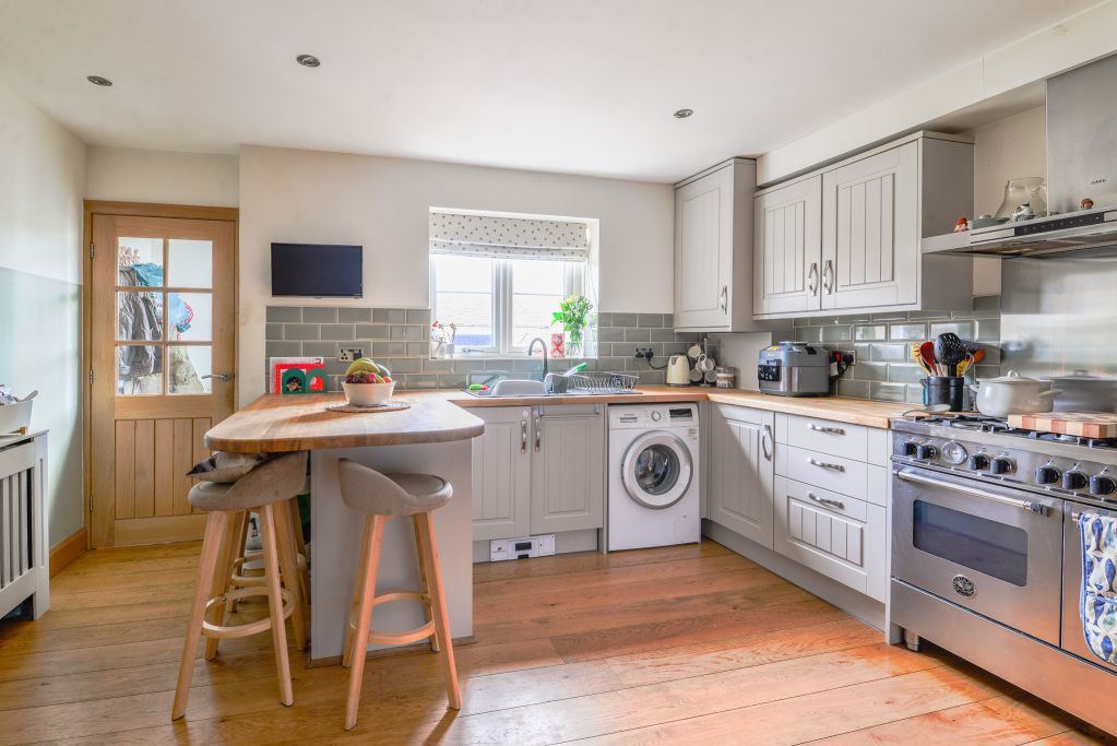 Property photo 3 of 25 Dining Kitchen