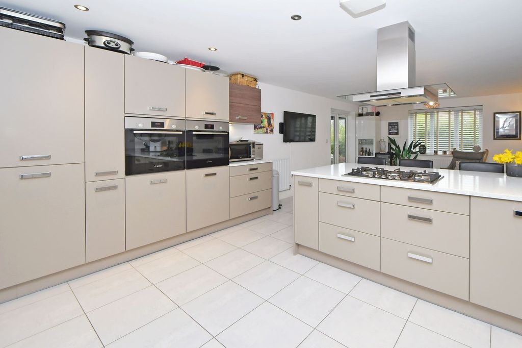 Property photo 3 of 37