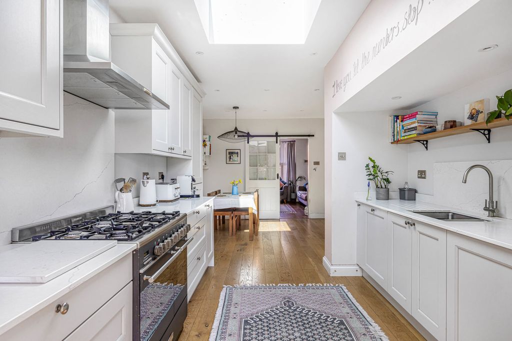 Property photo 3 of 18 Kitchen