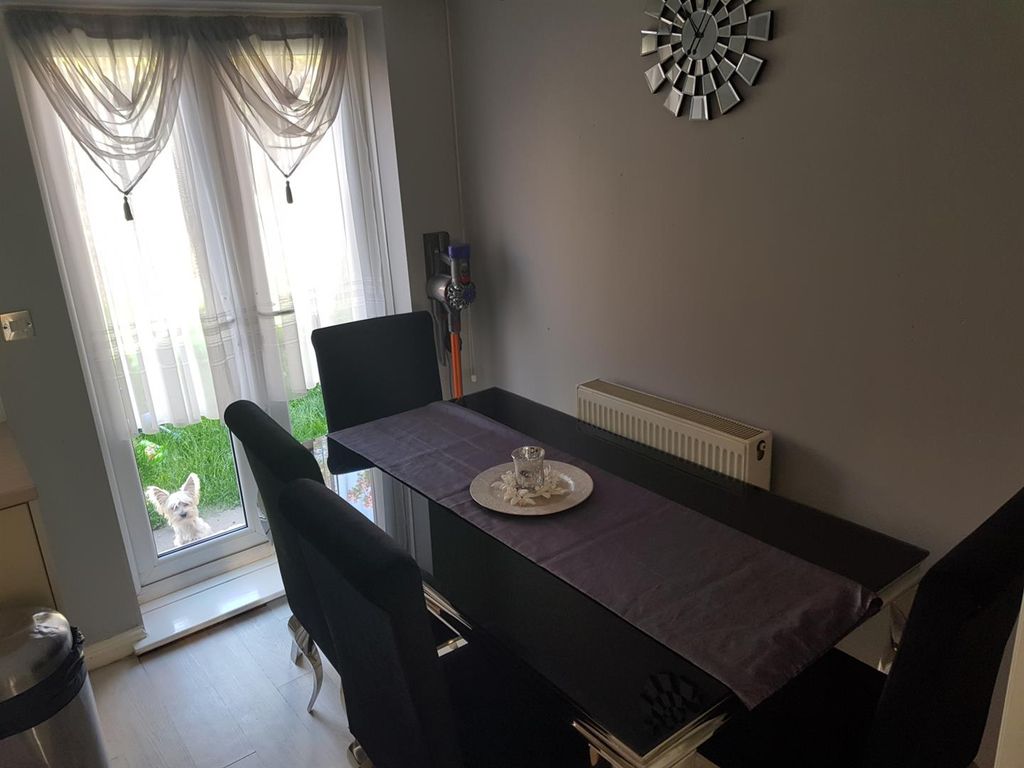 Property photo 3 of 17 Farmend Close