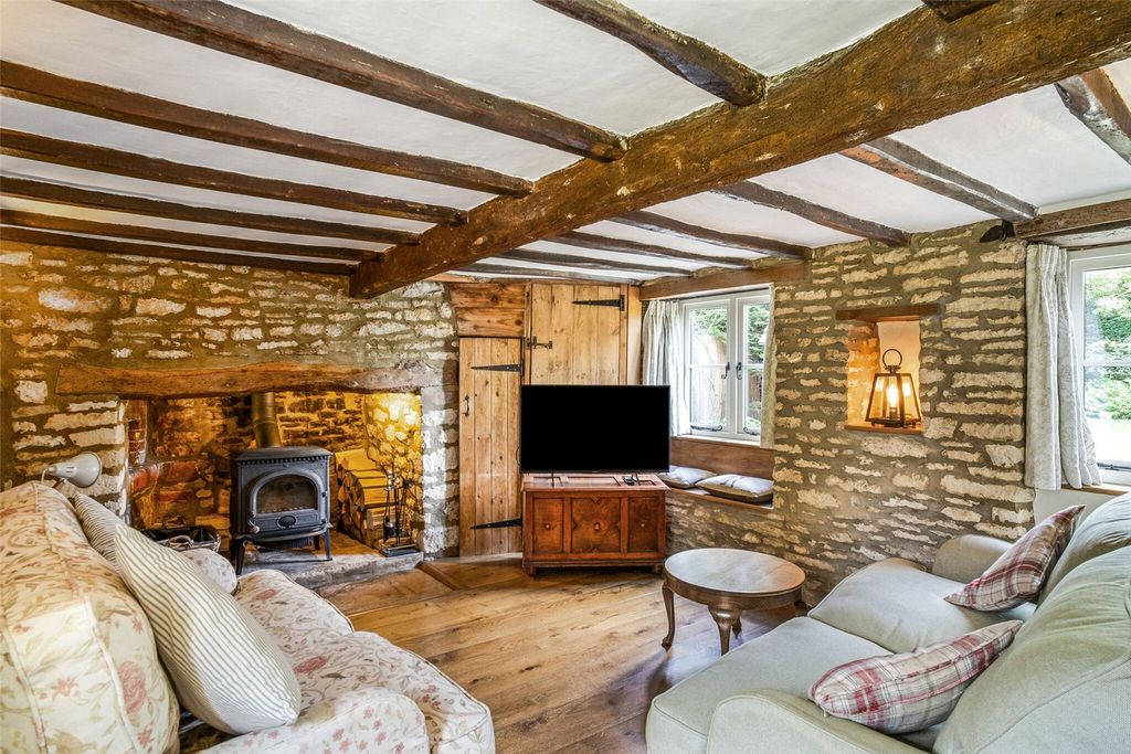 Property photo 2 of 18 Sitting Room
