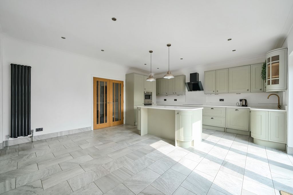 Property photo 1 of 32