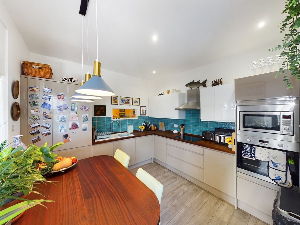 Property photo 3 of 17 Kitchen
