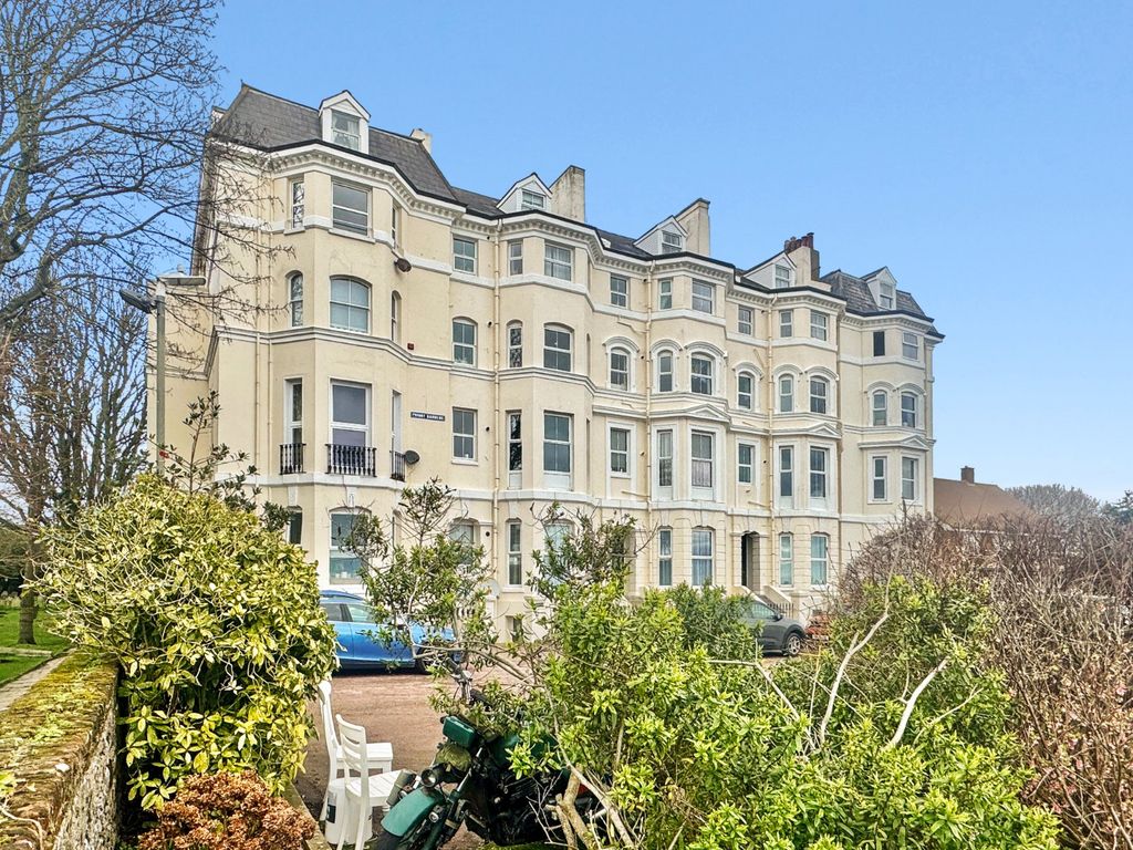 Property photo 2 of 14 Priory Gardens