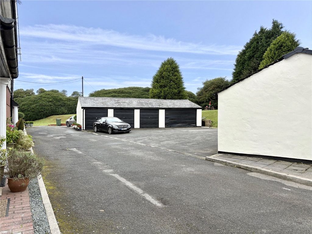 Property photo 2 of 15 Parking/Garages