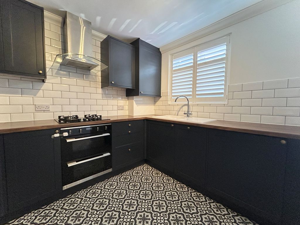 Property photo 1 of 13 2 Bed Semi-Detached House To Rent William Street, Carshalton Sm5