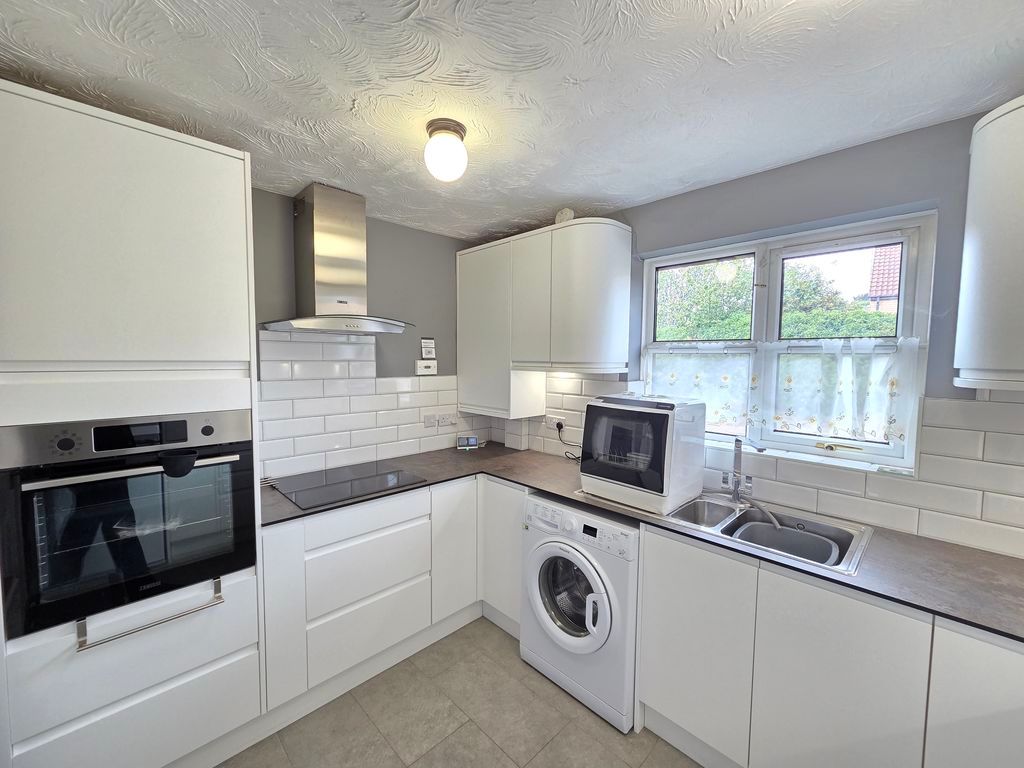 Property photo 2 of 10 Kitchen
